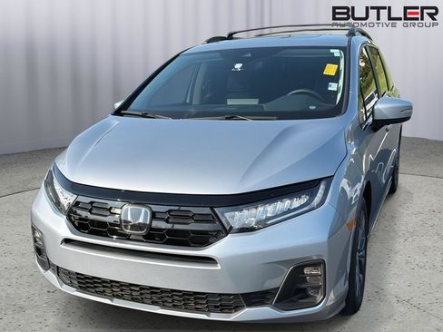 Used 2025 Honda Odyssey Touring image 3