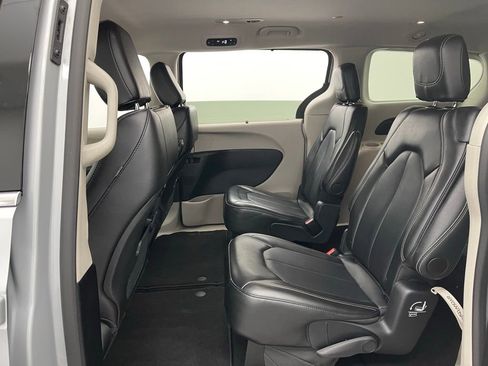 Used 2024 Chrysler Pacifica Touring-L FWD image 37