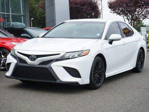 Used 2018 Toyota Camry SE w/ Convenience Package FWD image 1