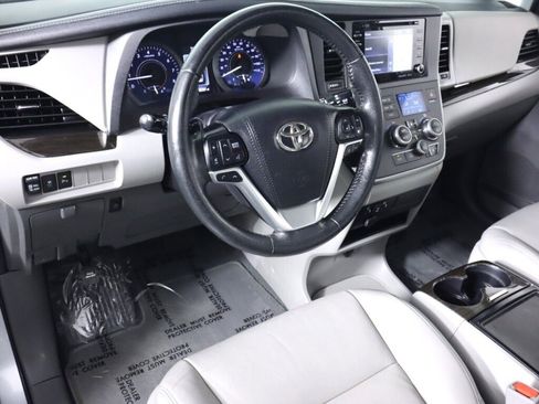 Used 2020 Toyota Sienna XLE image 9