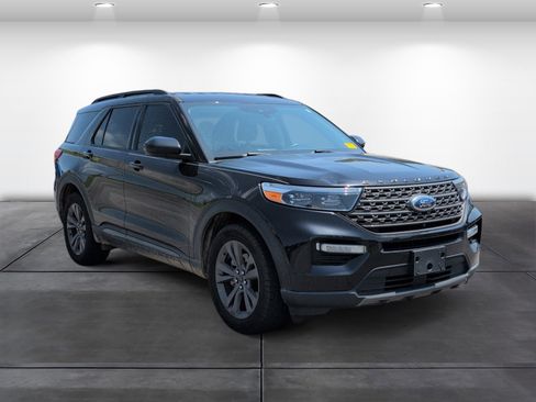 Used 2022 Ford Explorer XLT w/ Equipment Group 202A RWD image 2