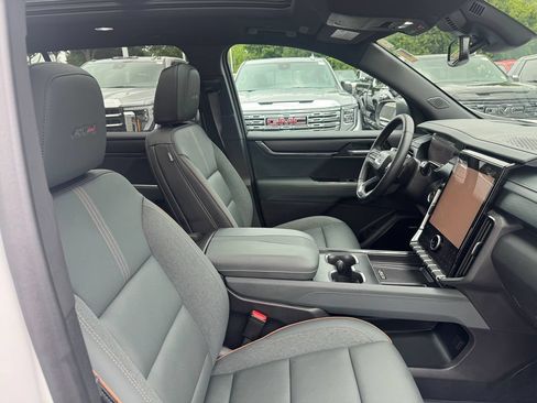 Used 2025 GMC Acadia AT4 w/ Luxury Package AWD/4WD image 31