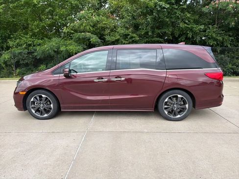 Used 2021 Honda Odyssey Elite image 2