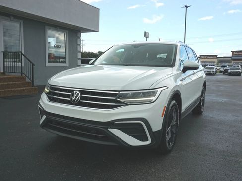 Used 2022 Volkswagen Tiguan SE FWD image 1