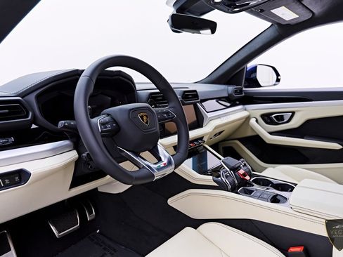 Used 2026 Lamborghini Urus SE AWD/4WD image 2