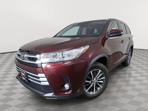Used 2019 Toyota Highlander XLE AWD/4WD image 1