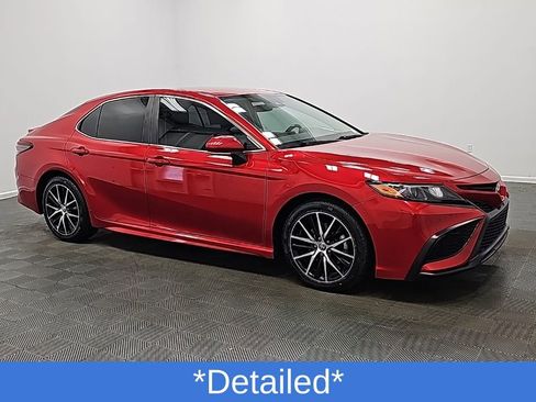 Used 2023 Toyota Camry SE image 2