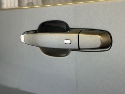 Used 2023 Chevrolet Traverse LT FWD image 12