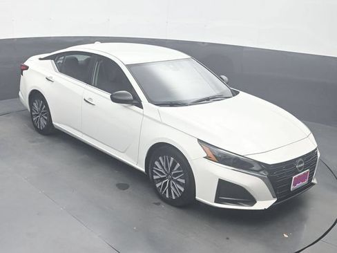 Used 2025 Nissan Altima 2.5 SV FWD image 18