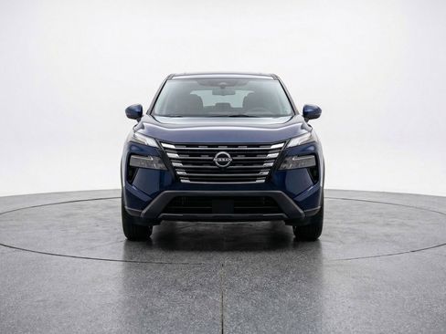 Used 2025 Nissan Rogue SV image 2