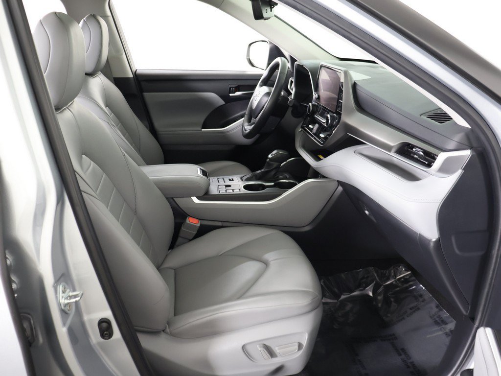 Used 2024 Toyota Highlander XLE AWD/4WD image 32