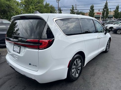 Used 2024 Chrysler Pacifica Limited FWD image 6