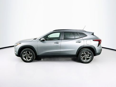 Used 2025 Chevrolet Trax LT w/ LT Convenience Package image 4