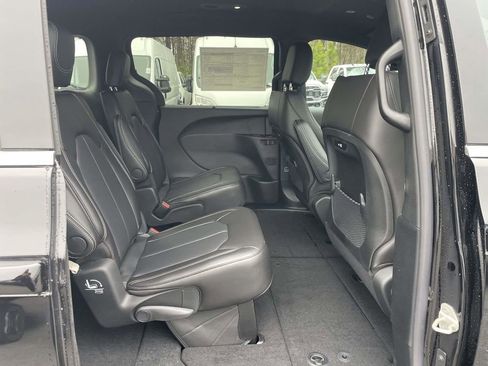 New 2026 Chrysler Pacifica Select FWD image 17