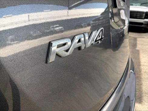 Used 2018 Toyota RAV4 XLE AWD/4WD image 10