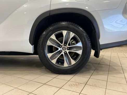 Used 2023 Toyota Highlander XLE AWD/4WD image 23