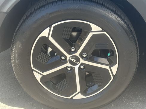Certified 2025 Kia Niro EX FWD image 7