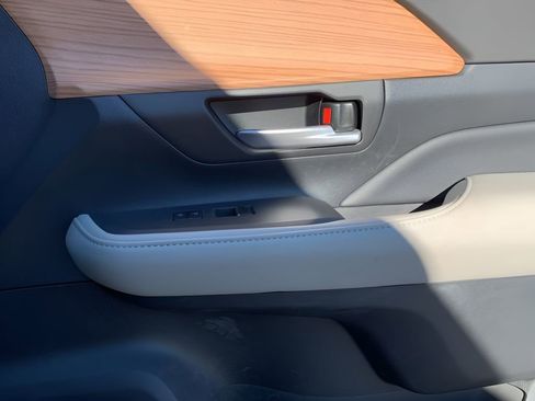 Used 2024 Toyota Grand Highlander Limited image 19