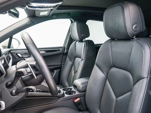 Certified 2026 Porsche Macan AWD/4WD image 5