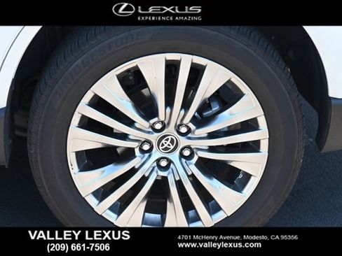 Used 2022 Toyota Venza XLE AWD/4WD image 11