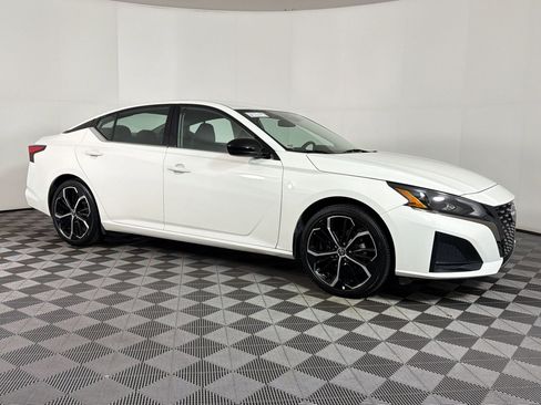 Used 2025 Nissan Altima 2.5 SR FWD image 6