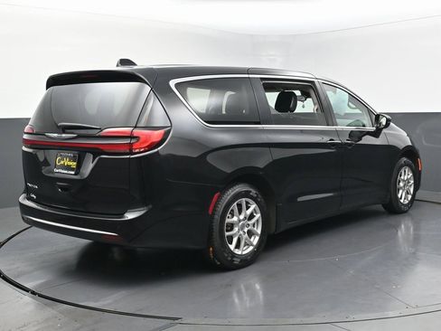 Used 2024 Chrysler Pacifica Touring-L image 5