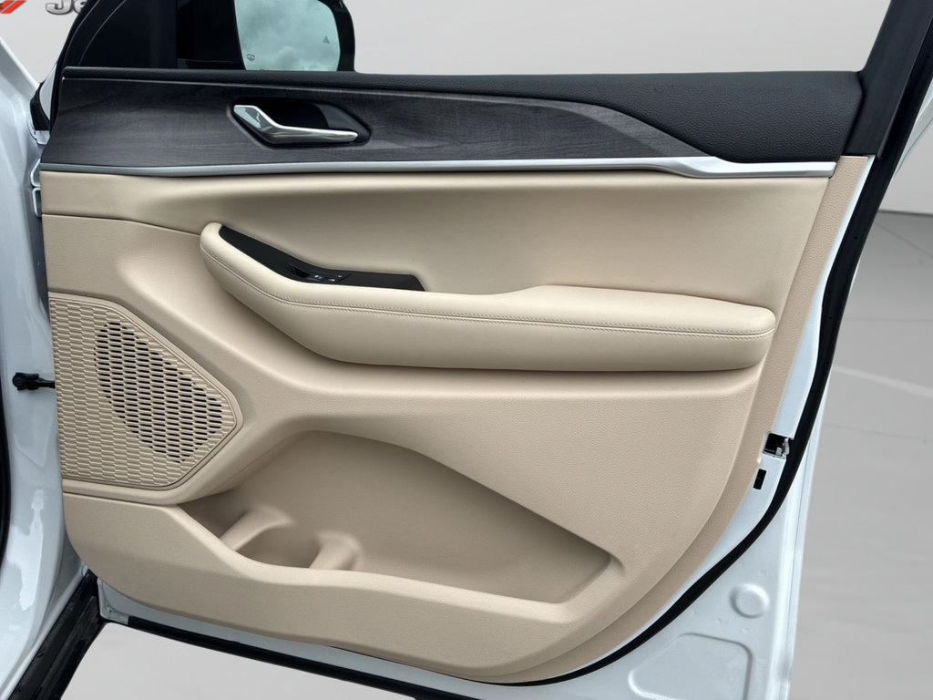 New 2025 Jeep Grand Cherokee Limited RWD image 27