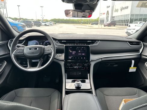 New 2025 Jeep Grand Cherokee Laredo w/ Luxury Tech Group I RWD image 13