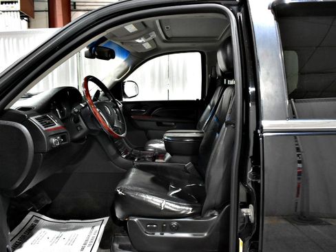 Used 2011 Cadillac Escalade ESV Luxury image 35