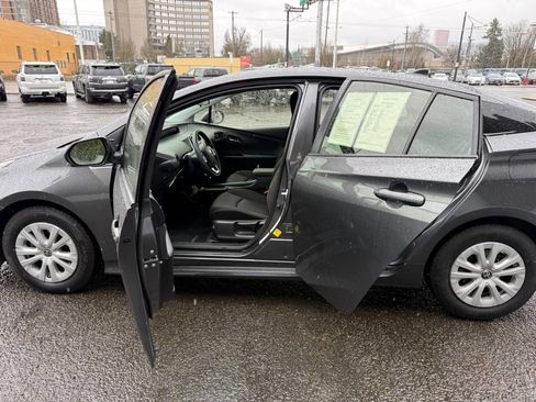 Used 2019 Toyota Prius L Eco w/ Carpet Mat Package image 18