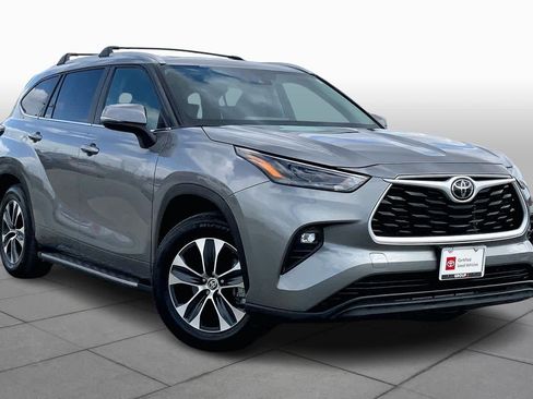 Certified 2025 Toyota Highlander XLE image 2