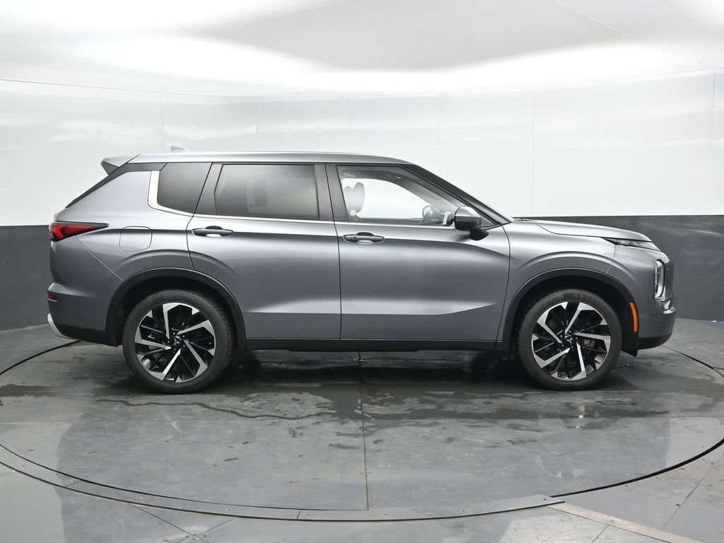 Used 2024 Mitsubishi Outlander SE AWD/4WD image 3