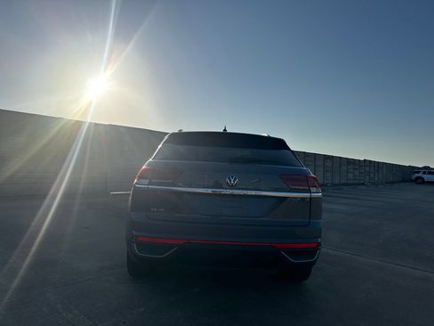 Used 2020 Volkswagen Atlas Cross Sport SE w/ Panoramic Sunroof Package FWD image 17