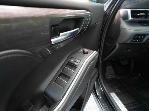 Used 2024 Toyota Highlander Limited FWD image 7