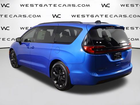 New 2026 Chrysler Pacifica Limited w/ Uconnect Theater Family Group image 56