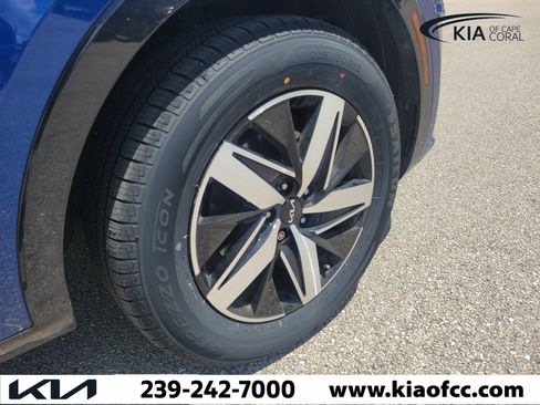 Certified 2023 Kia Sorento S w/ Panoramic Sunroof Package FWD image 7