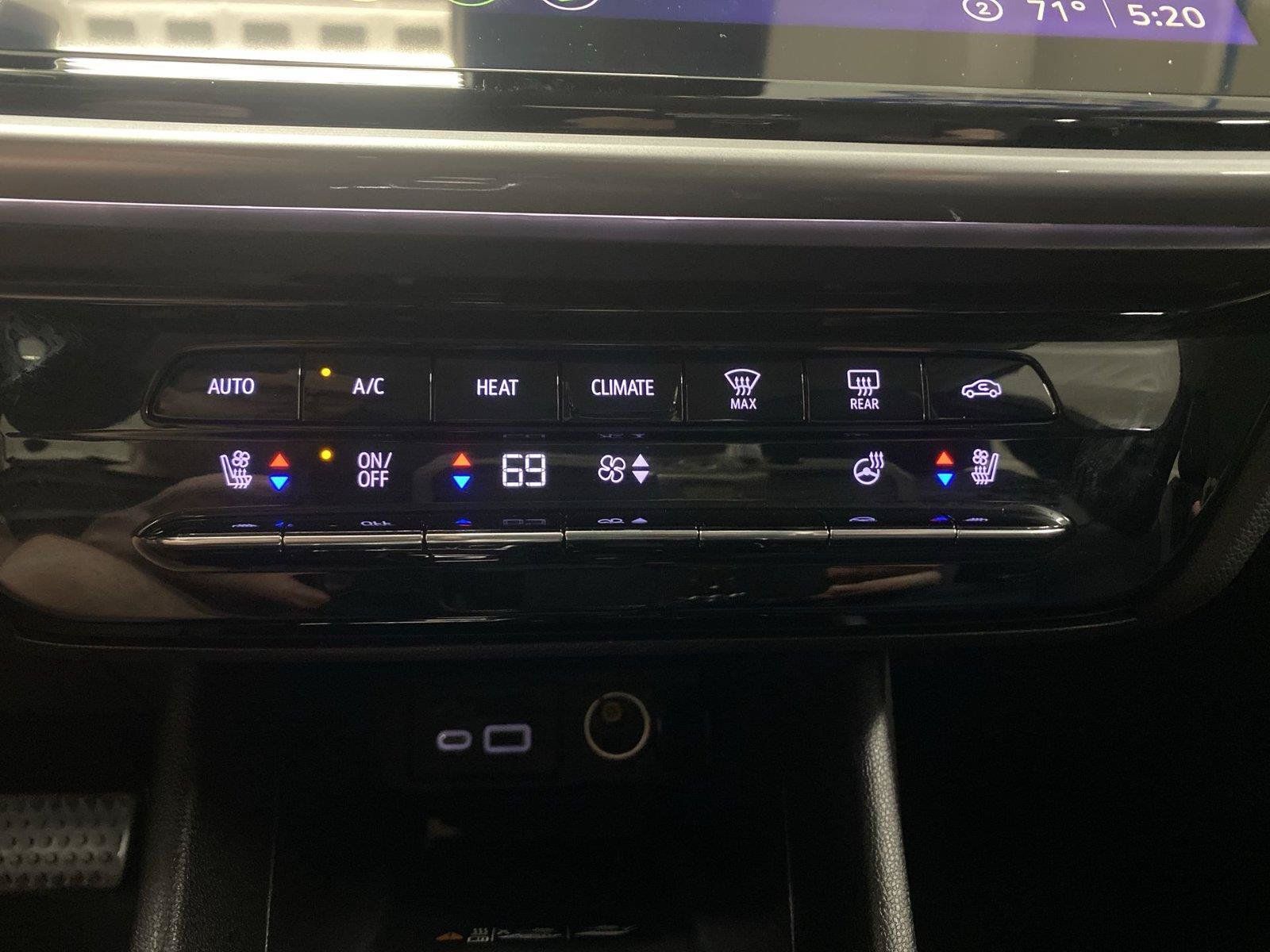Used 2022 Chevrolet Bolt EUV Premier FWD image 20