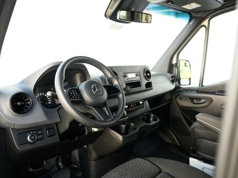 Used 2021 Mercedes-Benz Sprinter 2500 image 44