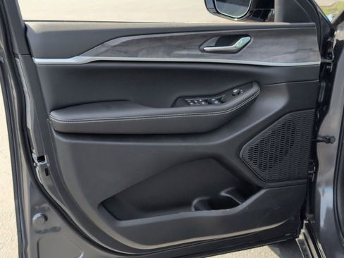 New 2026 Jeep Grand Cherokee Altitude AWD/4WD image 13