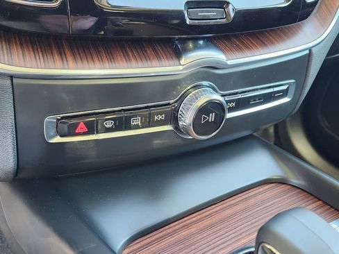 Used 2023 Volvo XC60 T8 Plus image 17