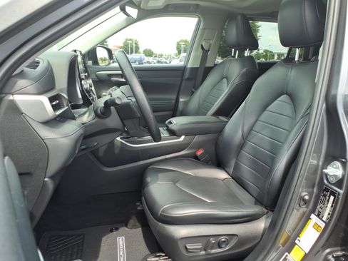 Used 2021 Toyota Highlander XLE AWD/4WD image 16