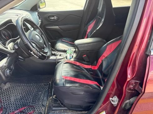 Used 2019 Jeep Cherokee Latitude w/ Cold Weather Group FWD image 3
