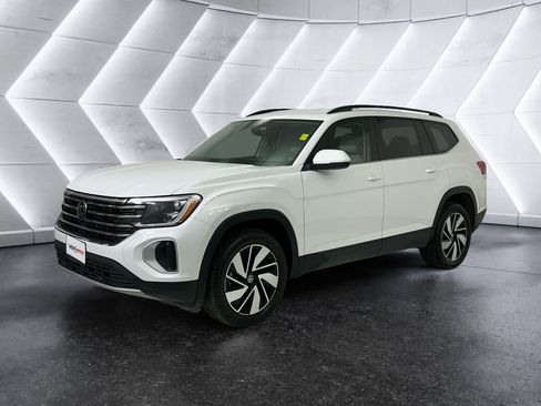 Used 2025 Volkswagen Atlas SE image 3