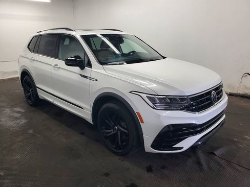 Used 2023 Volkswagen Tiguan SE R-Line AWD/4WD image 3