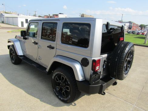 Used 2017 Jeep Wrangler Unlimited Sahara AWD/4WD image 5