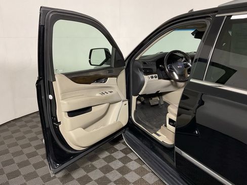 Used 2019 Cadillac Escalade Luxury AWD/4WD image 22