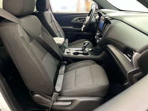 Used 2022 Chevrolet Traverse LT image 25