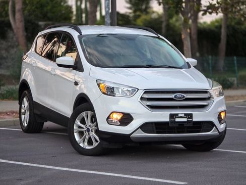 Used 2018 Ford Escape SE FWD image 2