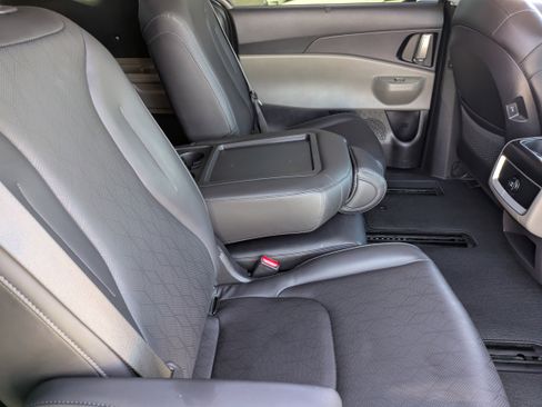 Certified 2025 Kia Carnival EX image 14