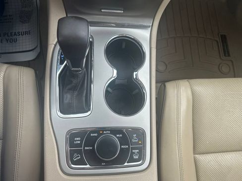 Used 2019 Jeep Grand Cherokee Overland AWD/4WD image 16